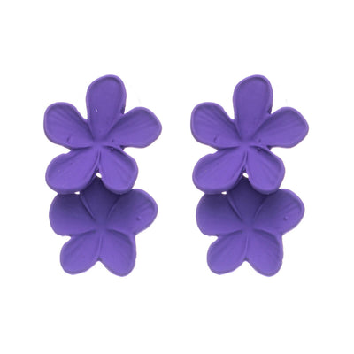Kaksi kukkaa roikkuvat korvakorut