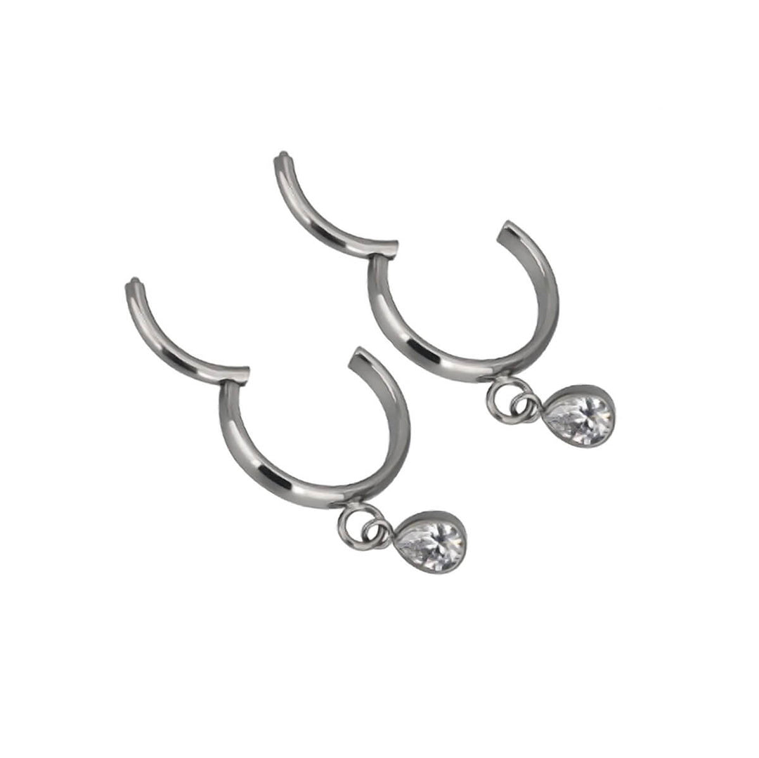 Örhängen i titan med droppformad zirkoniasten (titan G23)