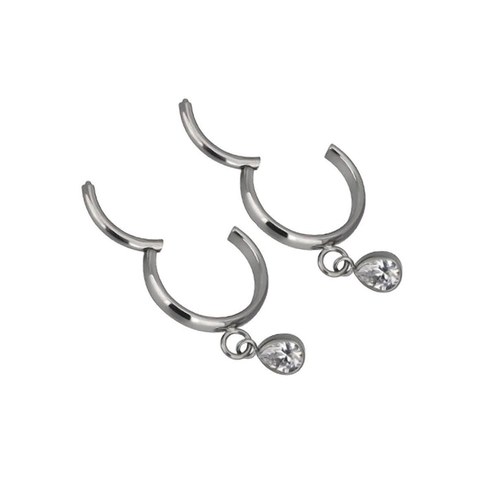 Örhängen i titan med droppformad zirkoniasten (titan G23)