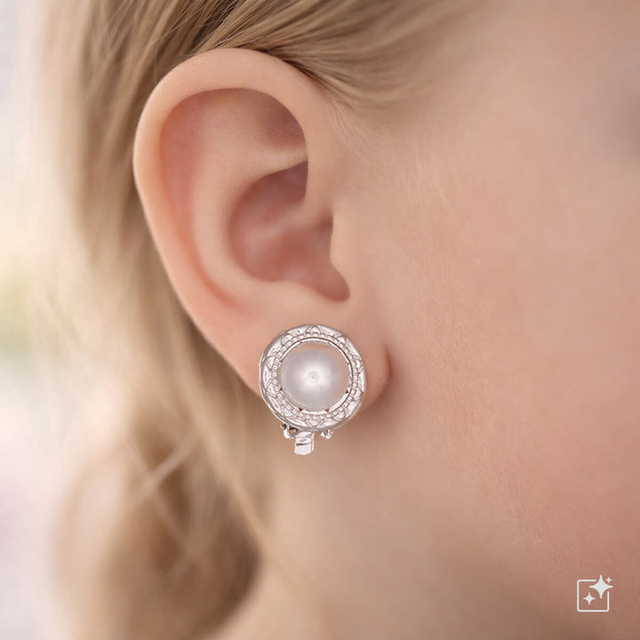 Flat pearl clip-on earrings with a decorative edge