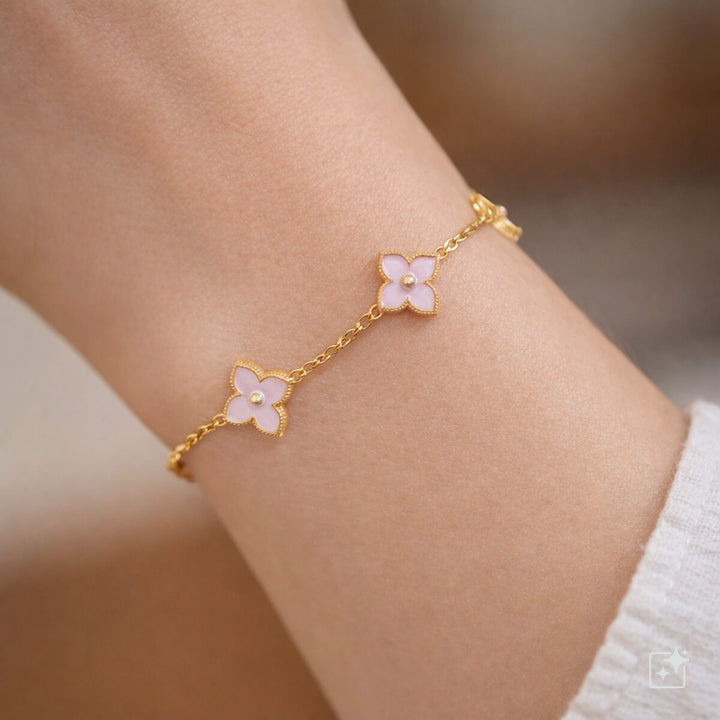 Delicate four-leaf clover bracelet with pearl finish (PVD gold-plated steel)
