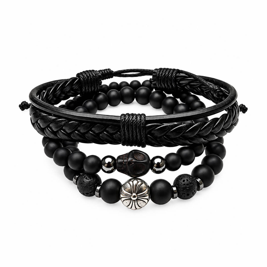 Schwarzes Armband-Set für Herren, von vorne gesehen, mit Perlen und Totenkopf-Verzierung