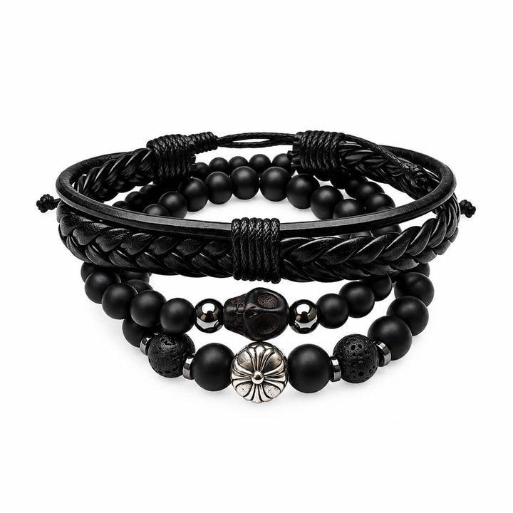 Schwarzes Armband-Set für Herren, von vorne gesehen, mit Perlen und Totenkopf-Verzierung