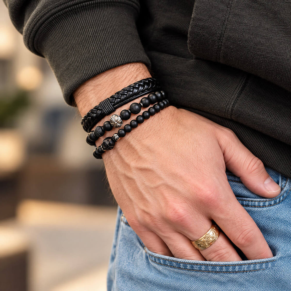 Das „Black Skull“-Armband-Set am Handgelenk eines Mannes