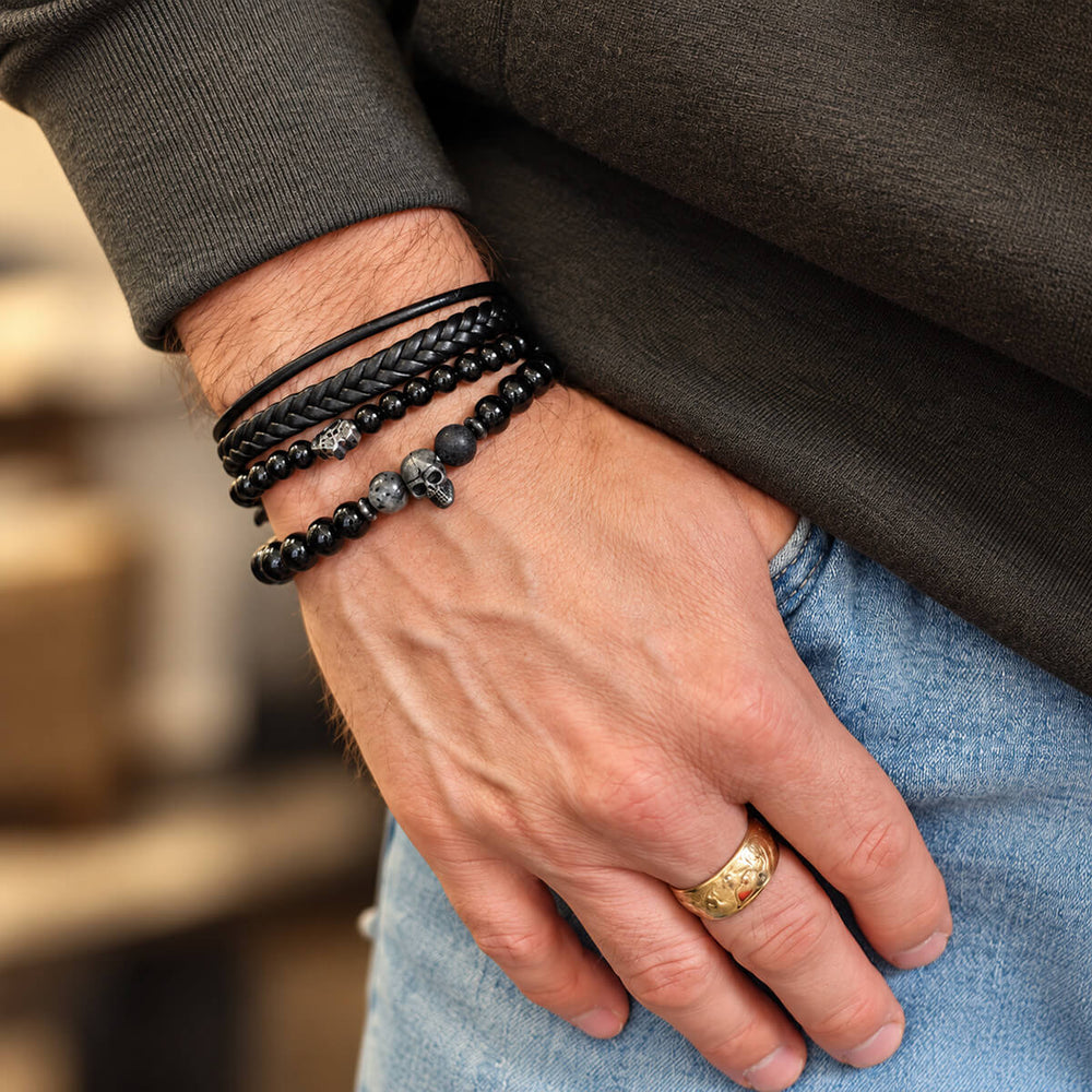 Das „Black Skull Hamsa“-Armband-Set am Handgelenk eines Mannes
