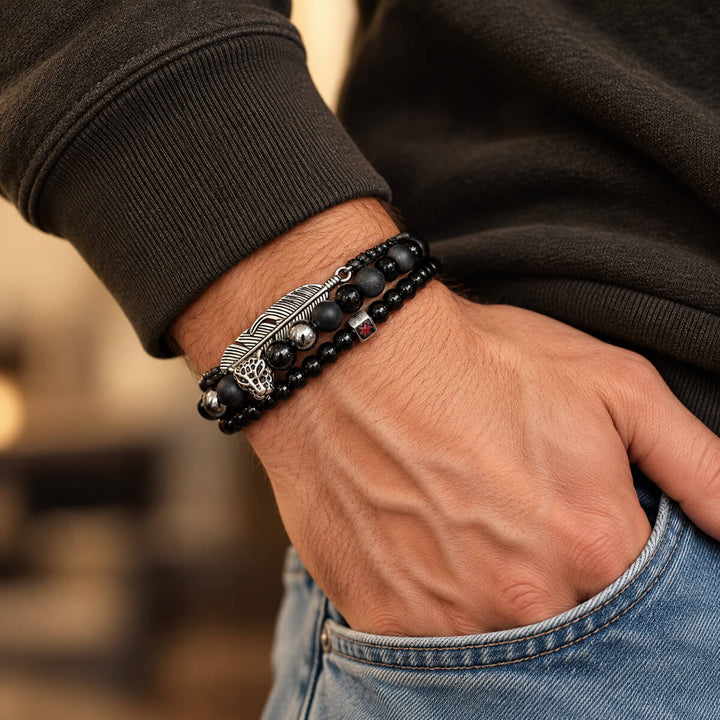 Das „Black Feather Skull“-Armband-Set am Handgelenk eines Mannes
