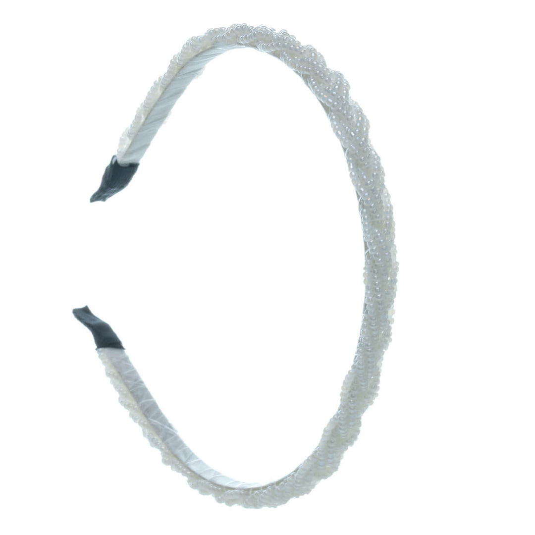 Kapea helmillä letitetty hiuspanta