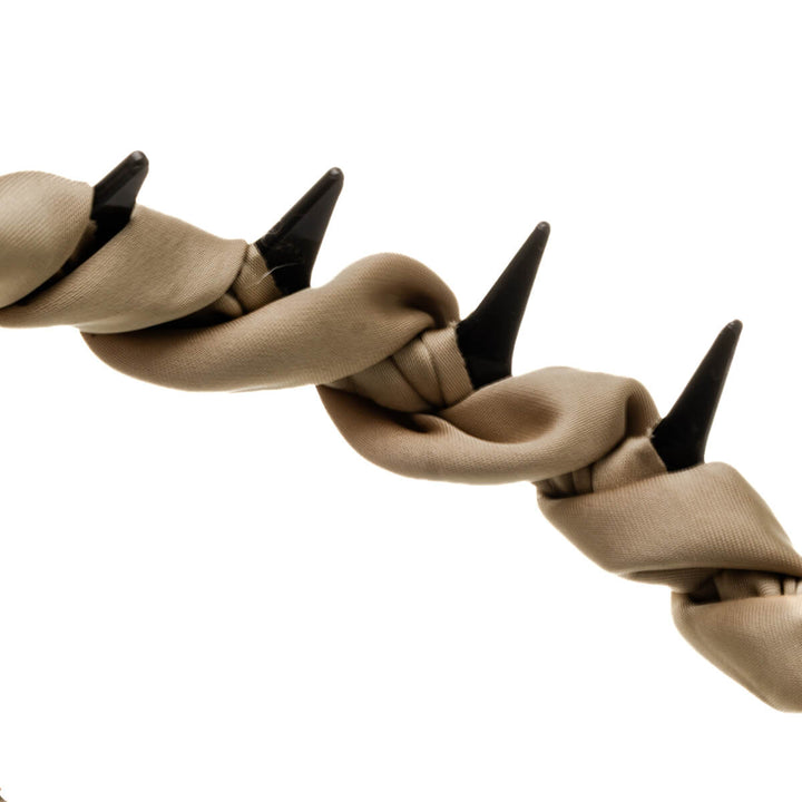 Satiinikankaalla koristeltu muovinen kampapanta