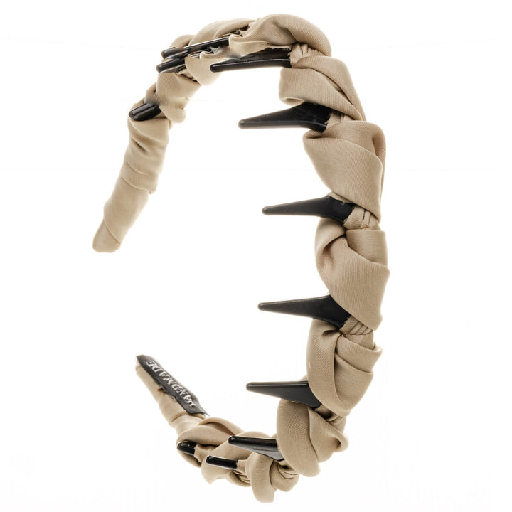 Satiinikankaalla koristeltu muovinen kampapanta