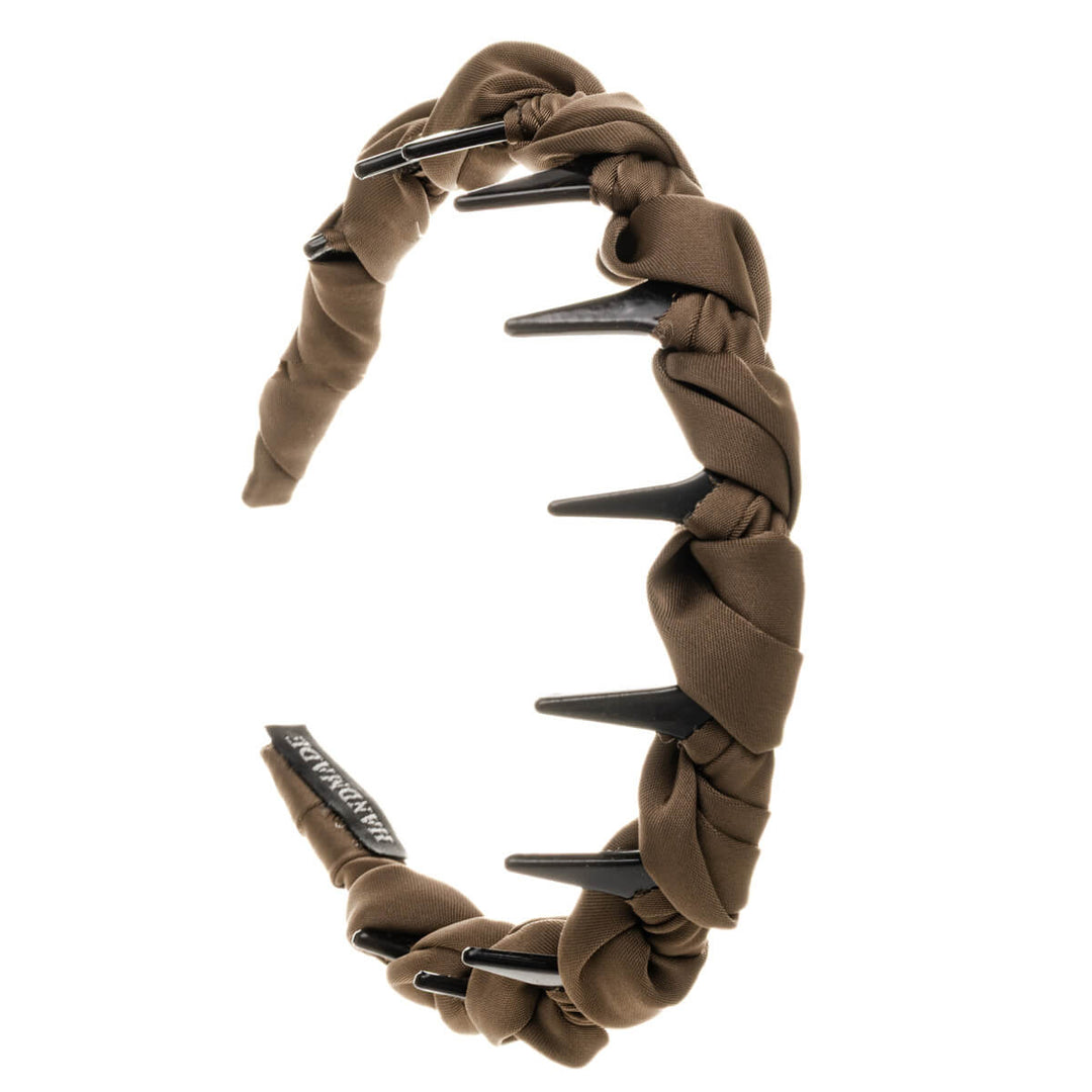 Satiinikankaalla koristeltu muovinen kampapanta