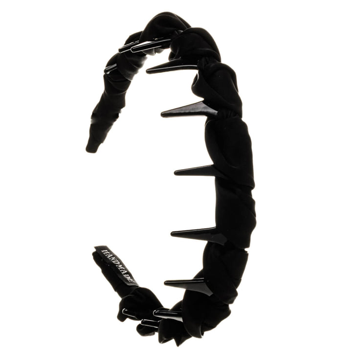 Satiinikankaalla koristeltu muovinen kampapanta