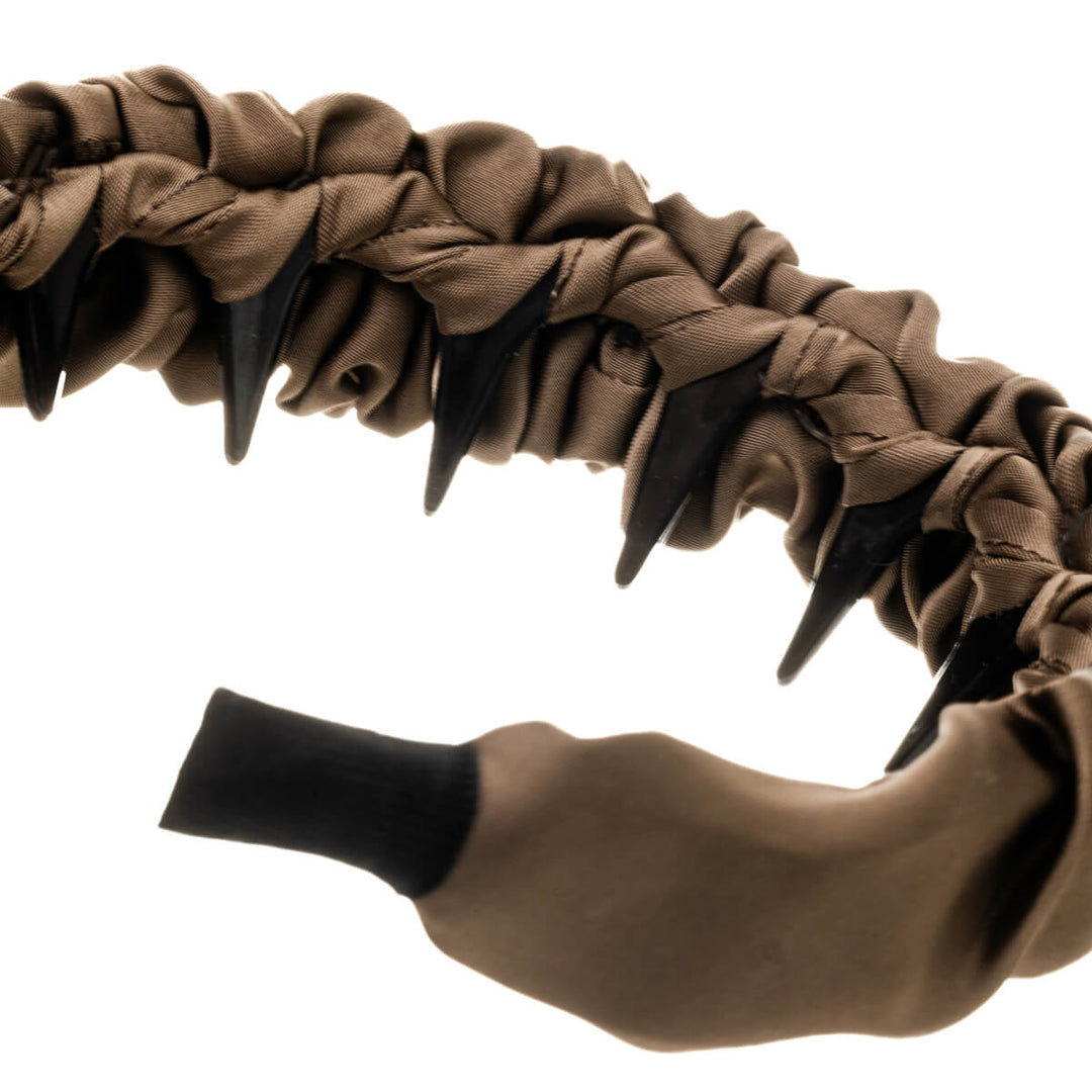 Satiinikankaalla koristeltu muovinen kampapanta