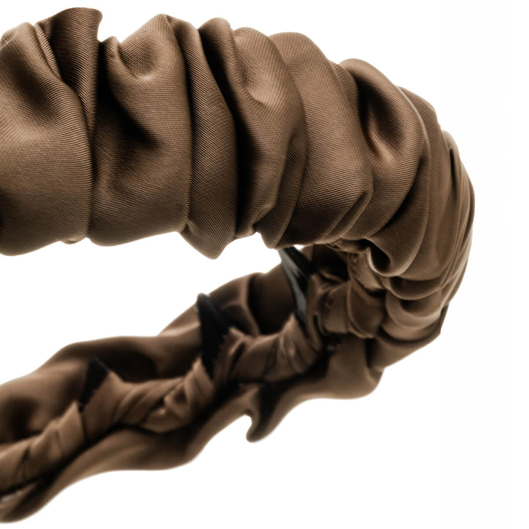 Satiinikankaalla koristeltu muovinen kampapanta