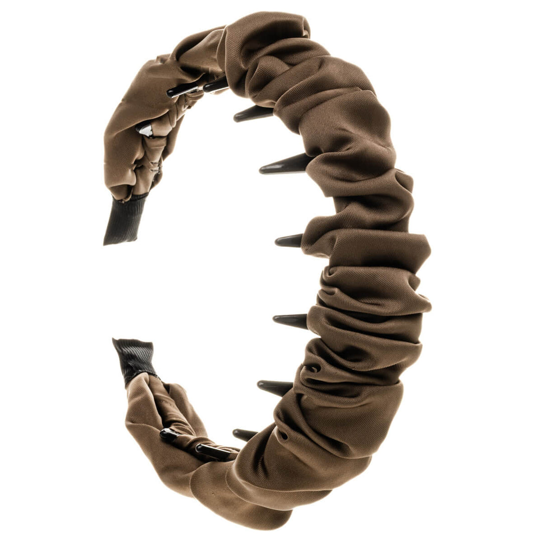 Satiinikankaalla koristeltu muovinen kampapanta