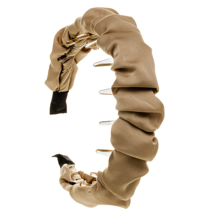 Satiinikankaalla koristeltu muovinen kampapanta