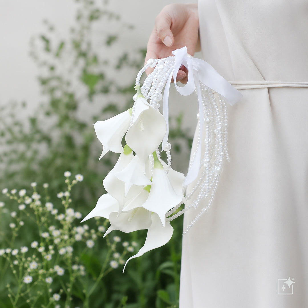 Brudbukett med pärlband – vit konstgjord blomma