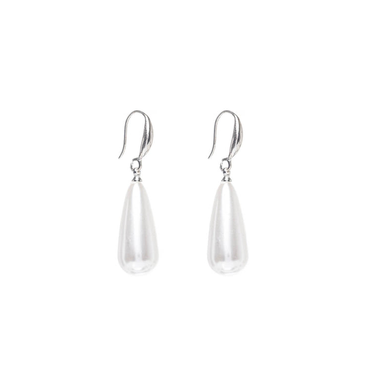 Hanging pearl drop of earrings