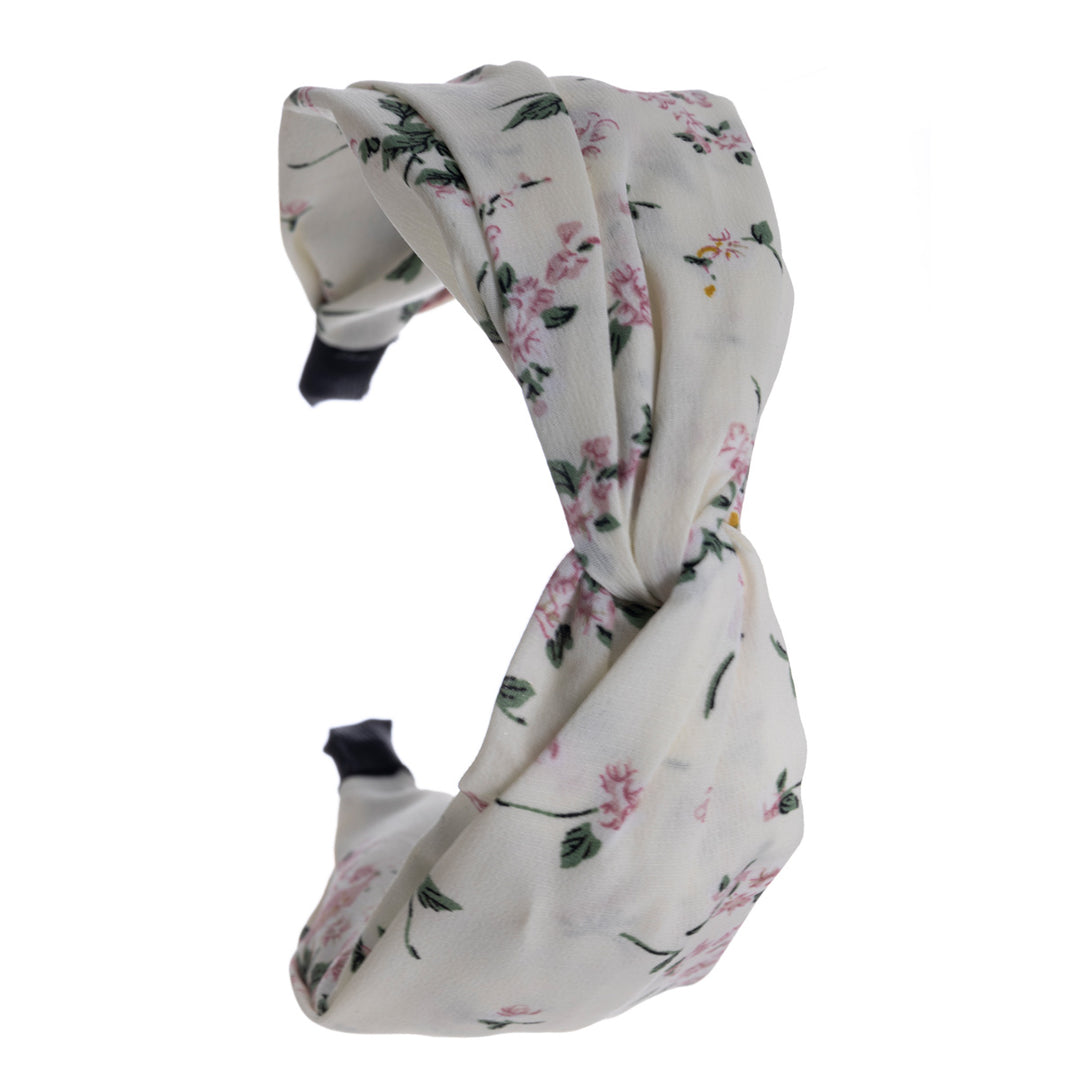 A flower patterned wide hair collar