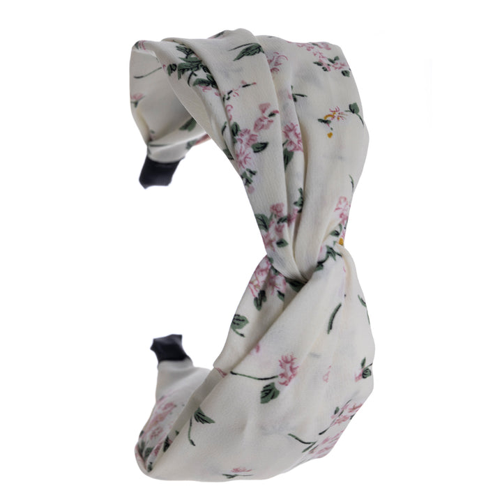A flower patterned wide hair collar