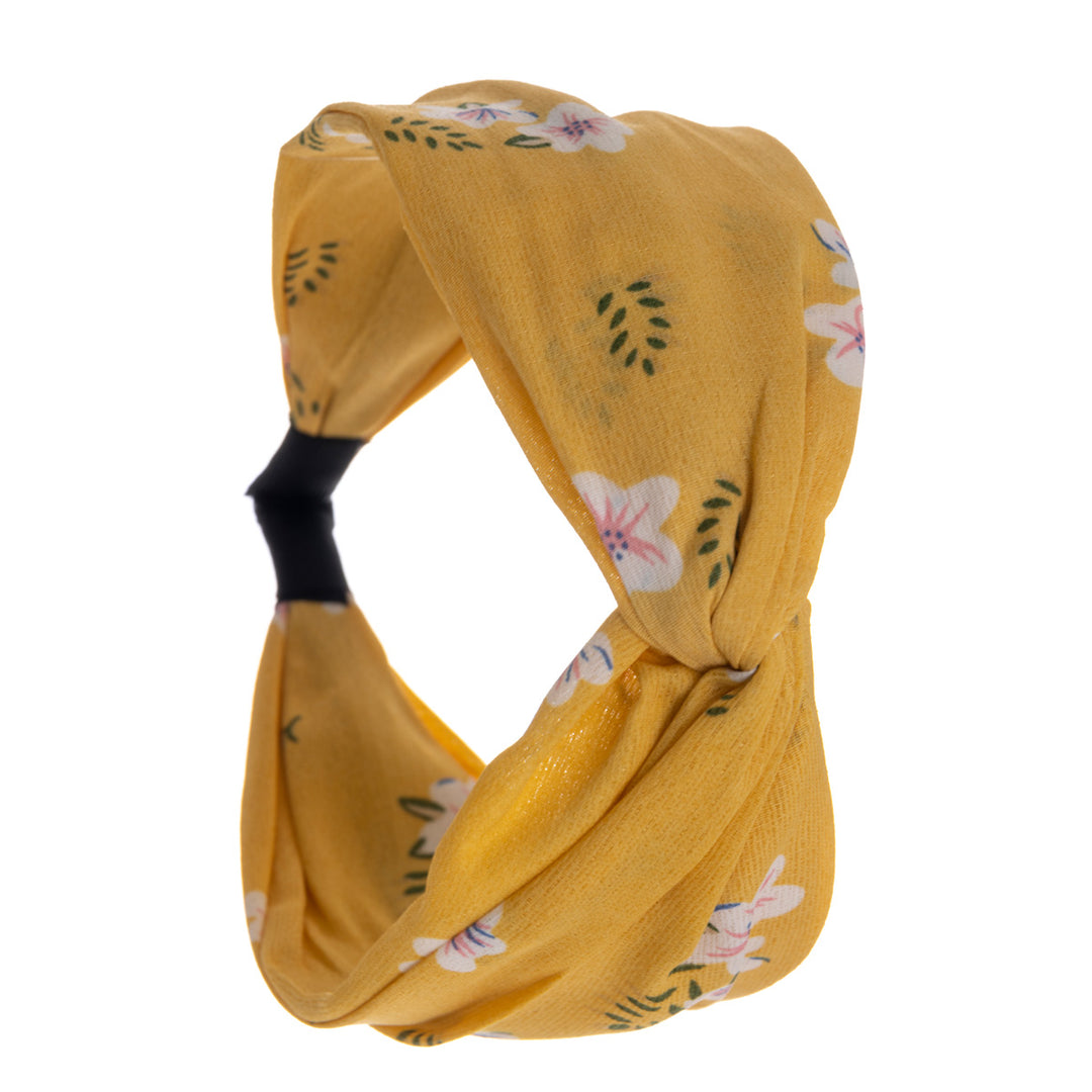 A flower patterned wide hair collar