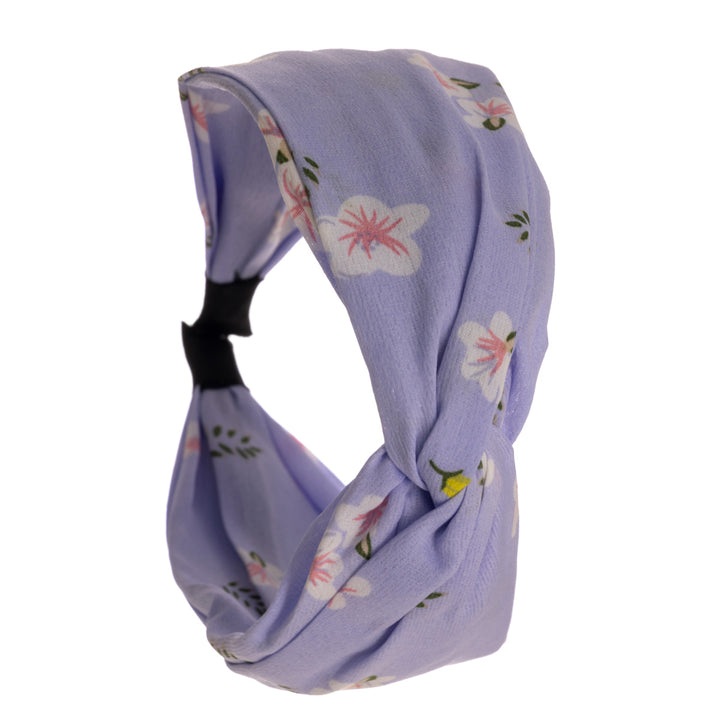 A flower patterned wide hair collar