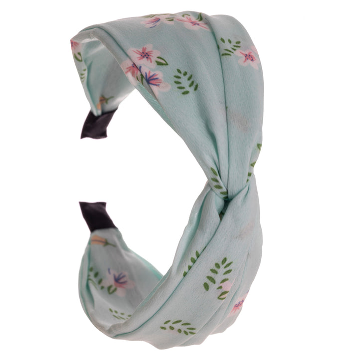 A flower patterned wide hair collar